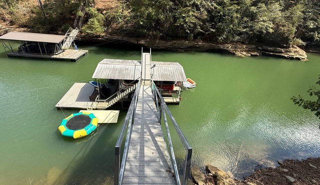 NEW Rustic Lakefront Retreat/Waterfall/5 BR