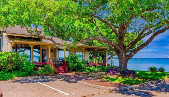 NEW! Waterfront, Wrap-Around Deck, Stunning Lake Conroe View, Spacious, Grill, King Bed
