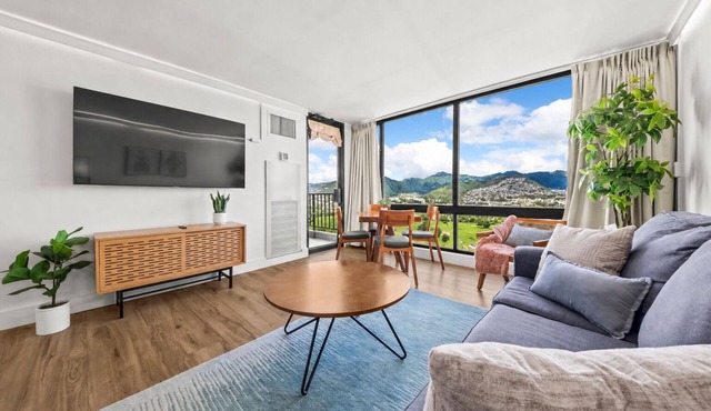 Newly renovated! FREE PARKING, Koolau Mountain, Golf Course & City Views!