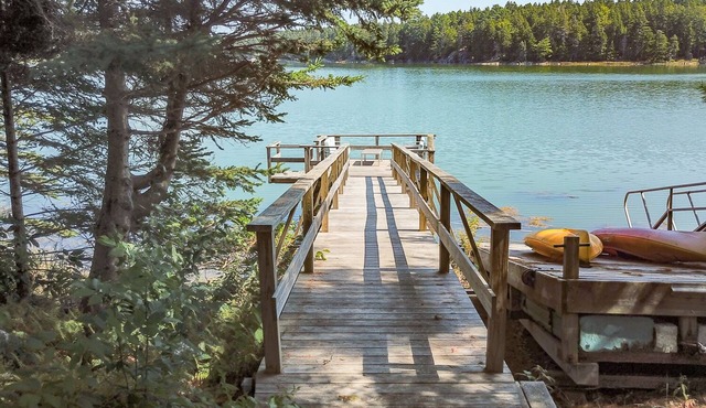 Newly updated cottage directly on Maple Juice Cove