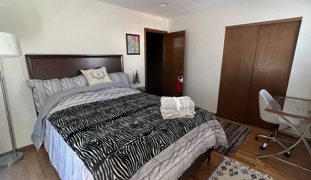 Nice friendly home, 3 min from Collins Aerospace, parking on site safe in Cedar Rapids