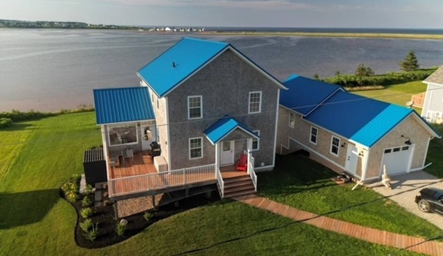 North Shore Ocean-Front Cottage With Access to Quiet Beach & Hot Tub