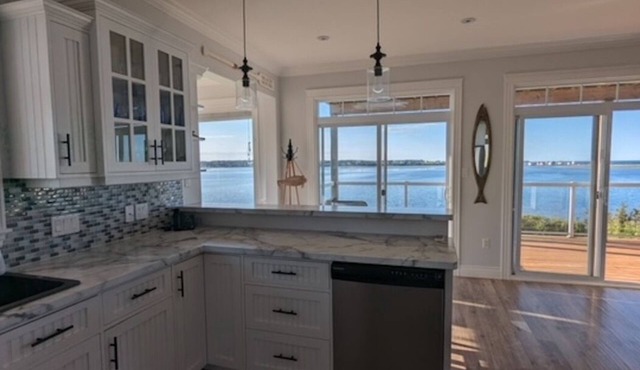 North Shore Ocean-Front Cottage With Access to Quiet Beach & Hot Tub