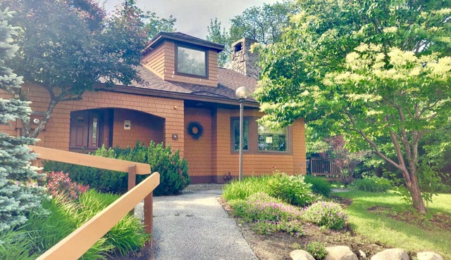 O14 Slopeside Bretton Woods cottage with AC, patio and private yard, walk to slopes, dog friendly!