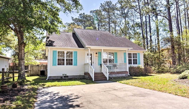 Oak Island Cottage - Walk to Beach & Intracoastal!