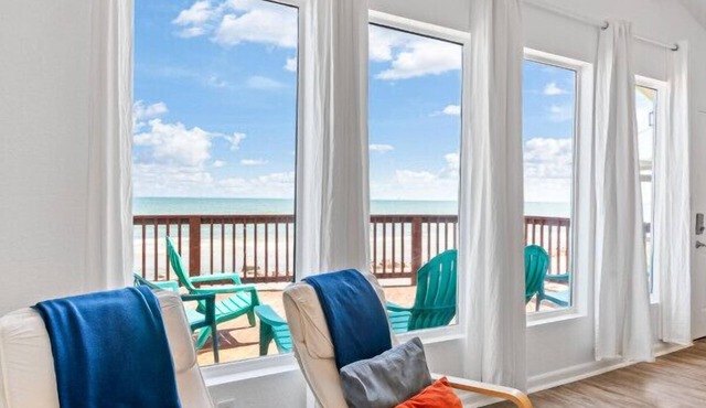 Oceanfront 2BR Cottage w/Sunsets Views, Comfy and Pet/Family Friendly
