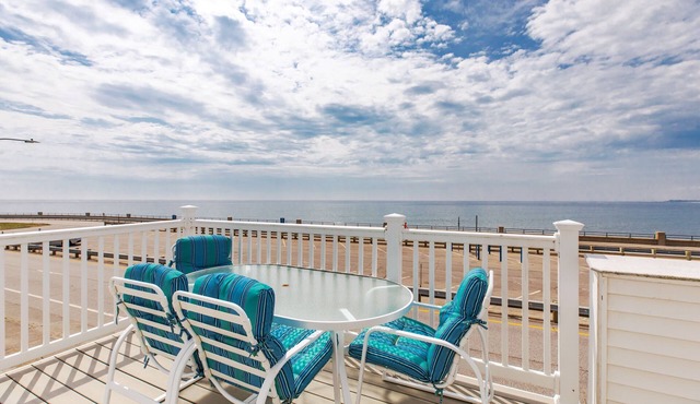 Oceanfront Apartment w/2 Bedroom + den & pool access