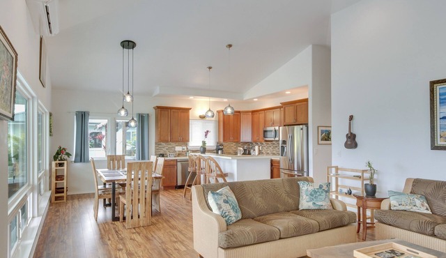 Oceanfront Home w/Pool, Gazebo Access in Papaikou