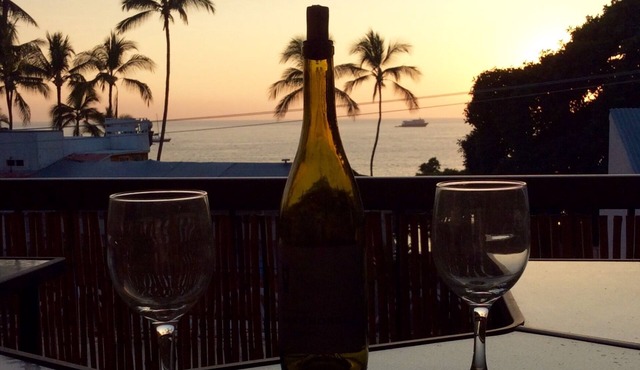 Oceanfront -Waterview 1 BedroomCondo Heart of Town at Kona Plaza walk to Ironman