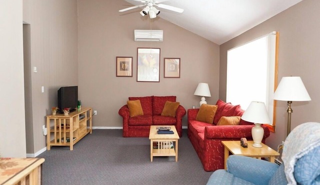 Official Seasons RMC Condo 15F - 1 Bedroom + Loft - Sleeps 9 - No Fees