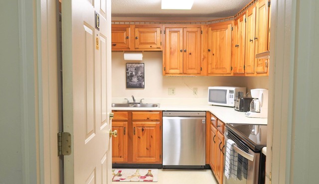 Official Seasons RMC Condo 01E - 1 Bedroom + Loft - sleeps 10 - No Fees