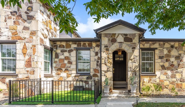 Old Town Stone Cottage: Walk to Square, Family Friendly, Free EV Charging