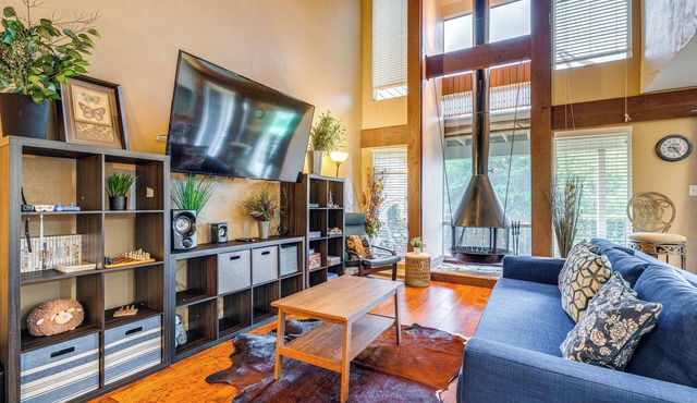 On Golf Course! Resort-Style Lago Vista Retreat