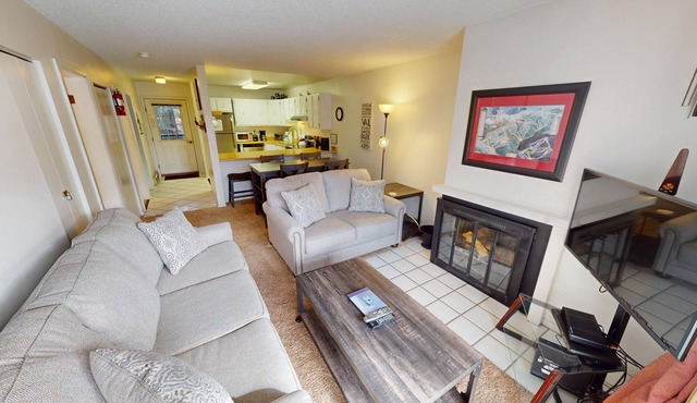 On River Trail! Walk to Festivals, Dining, Shops. Hot Tub, Sauna!