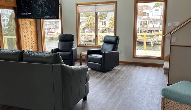 Open Concept Home on Canal. Great for Boating Fishing Crabbing and Swimming.