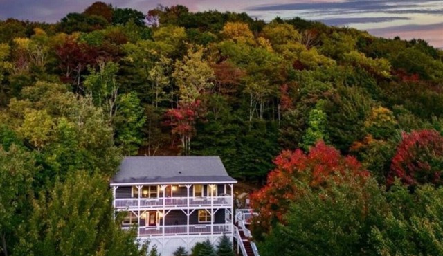 Open Living, Fall Views, Hot Tub, Near Ski Slopes, Pet Friendly!