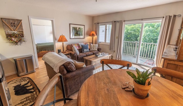 Overlooking Loon Mountain’s South Peak, this newly renovated 1BR condo offers indoor and outdoor pools, indoor hot tub, sauna, and game room access—just minutes to hiking and Loon Resort. Coin laundry available on site.