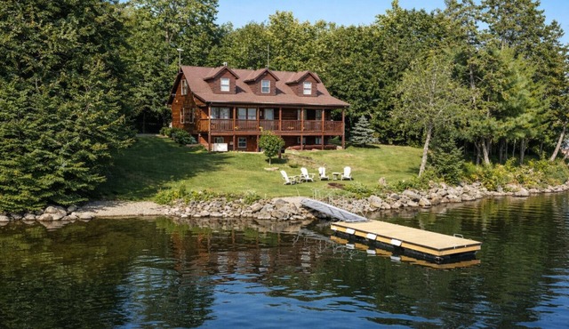 Pamoola Lodge - Waterfront| sleeps 11+|Private Dock