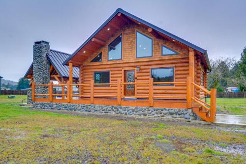 Pavilion w/Hot Tub! ‘Trybett Cabin 2’ in Forks