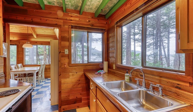 Peaceful and tranquil rustic cabin on the water