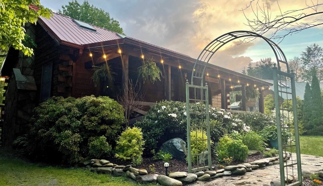 Peaceful Cabin Retreat - 5 Miles to Downtown Blowing Rock!