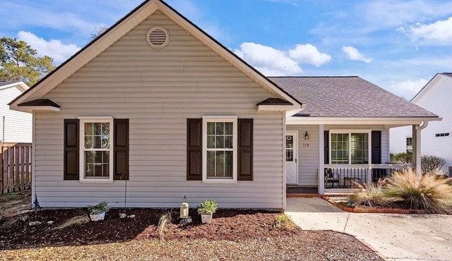 Peaceful cottage centrally located. 8 min walk to beach via scenic walkway,