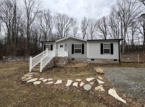 Peaceful Farmstead Cottage with Creekside Views Near Iron Station, North Carolina