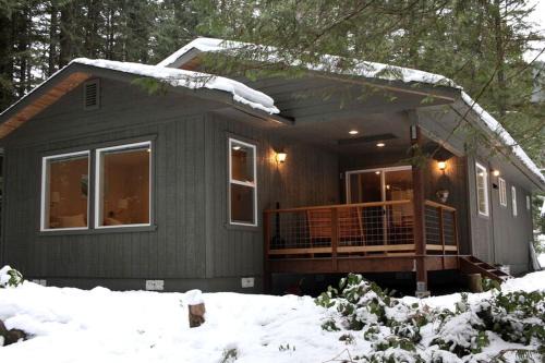 Peaceful Forest Cabin | Hot Tub & Wood-Burning Stove