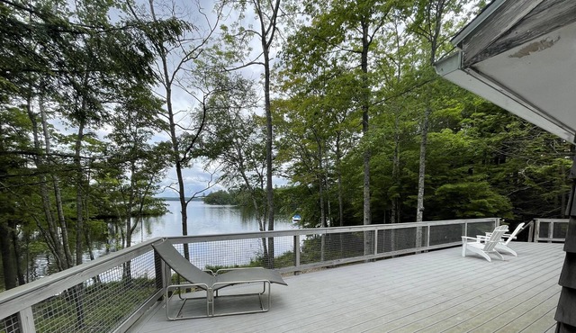Peaceful lakefront cottage on nine acres, minutes from mid coast villages