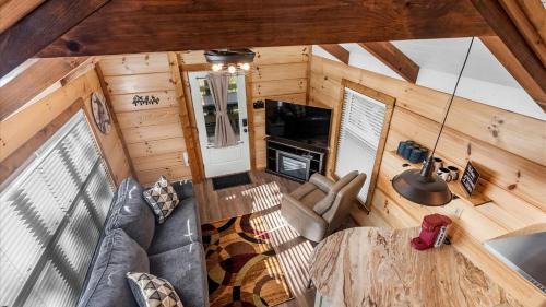 Peaceful Mountain Tiny Home with Breathtaking Valley Views & Fireplace Near Lookout Mountain, Menlo GA