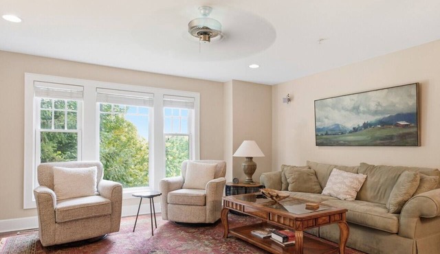 Peaceful Timber Views, Fireplaces, Decks & Comfort