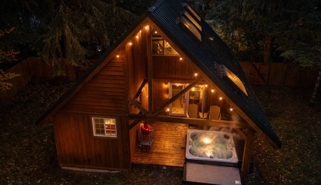 Perch - Juniper Cabin: Cozy A-Frame cabin w/hot tub