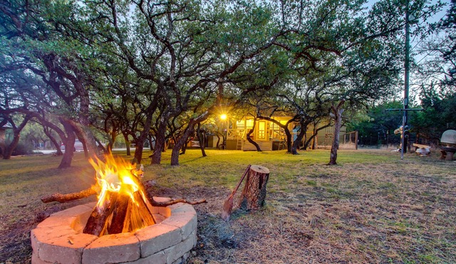 Perfectly decorated, dog-friendly cabin with community pool and hot tub