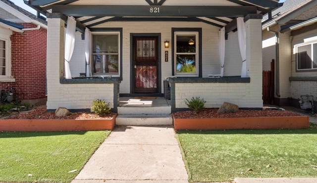 Pet Friendly 2 Bedroom Bungalow in the Heart of Denver!
