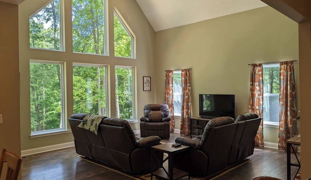 Pet Friendly Modern Hocking Hills Cabin Hot Tub
