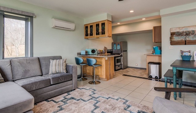 PETS, large fenced yard, full kitchen, 6 min to A-ville.