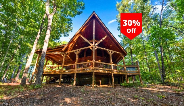 ♥ Pinterest Perfect, Charming Cabin ★ King Bed, Hot Tub, Xbox, Spacious Deck
