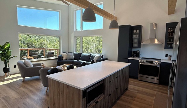 Pointer Creek Chalet; Across the Street from Ski Wentworth; with a Hot Tub
