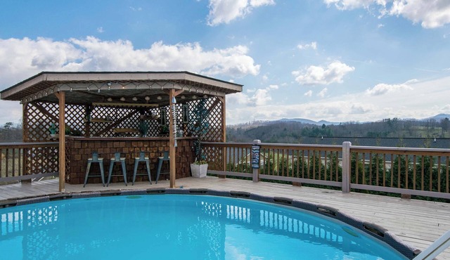 Poolside ADU w Sauna Free Tix Tiki Bar Retreat