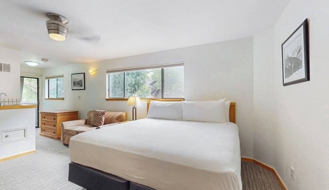 Private balcony room on Main St - pool & hot tub - walk to lifts, dog-friendly