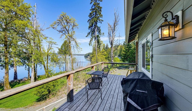 Private Beach & Hot Tub! Family Gem on Puget Sound
