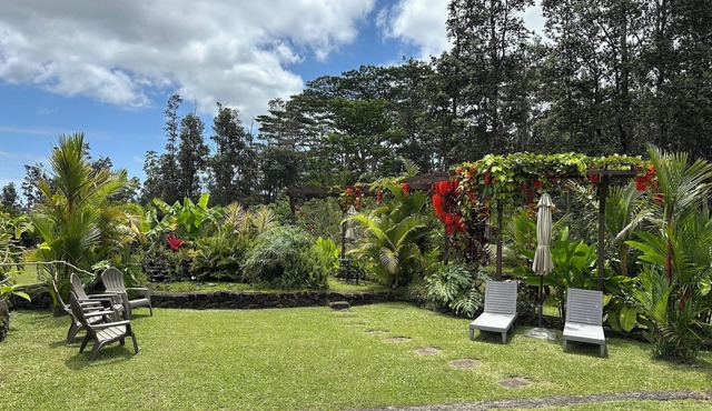 Private guest house on gorgeous 3 acre Hawaiian estate perfect central location.