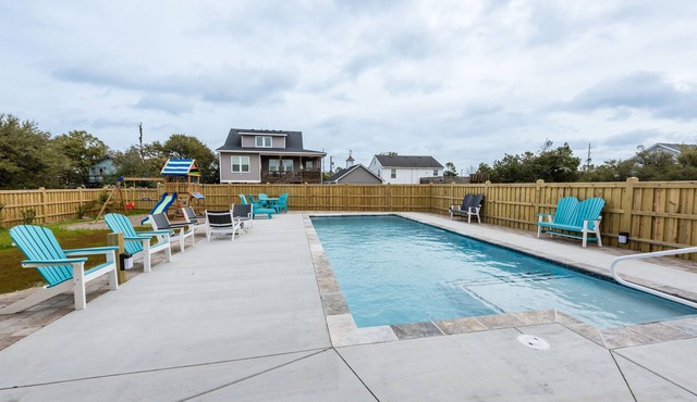 PRIVATE King Suite, POOL, GRILL,outdoor shower,coffee bar,fridge,microwave in Kill Devil Hills