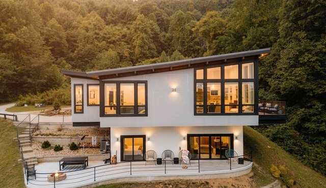 Private Luxury Mountain View Getaway w/Chef`s Kitchen & Spa like Master Bath