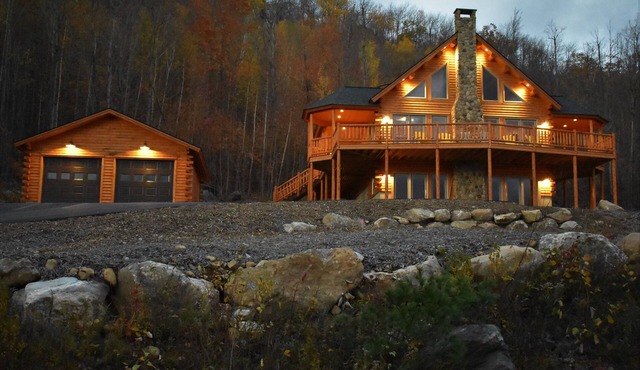 PRIVATE & PEACEFUL CABIN w/HOT TUB and MTN VIEWS