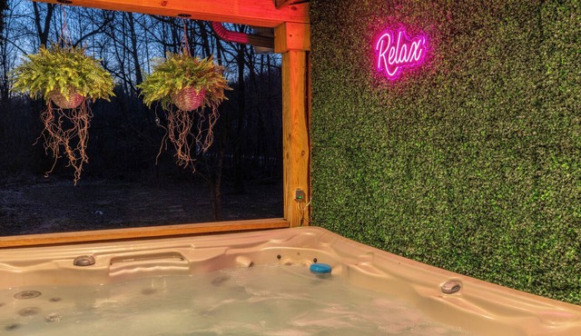 Private retreat/Creek View/Hot Tub/Fire pit/Heart of HK