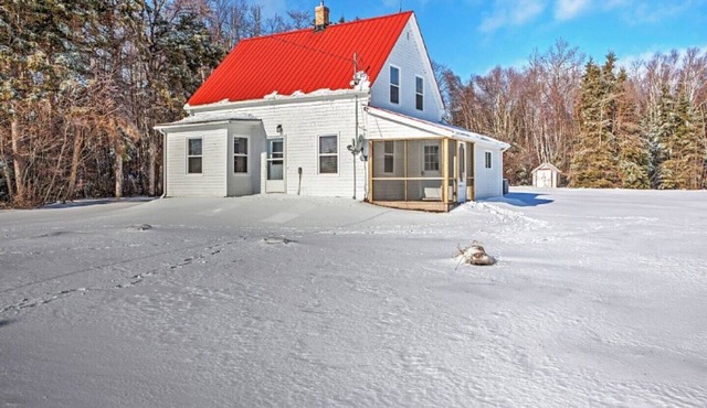 Quaint 2BR Plus Den Murray Harbour House W/Screened-in Porch