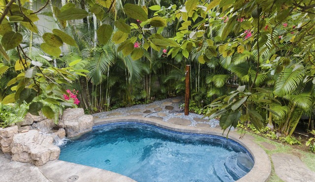 Quaint Tropical Cottage w/Pool, Lanai & AC, Walk to Beach: Lanikai Ohana Hale