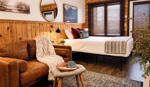Queen Room Near West RMNP + Pool & Hot Tubs
