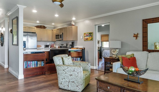 Quiet and Peaceful Getaway on the Ground Floor and a short walk to the pool !
